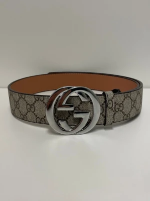 Gucci Bälte  - Säljer ett helt nytt bälte, aldrig använd. Storlek 110. Snabb frakt fraktas inom 24h efter köp. Kan härmas i Haninge, skriv gärna vid fler frågor.