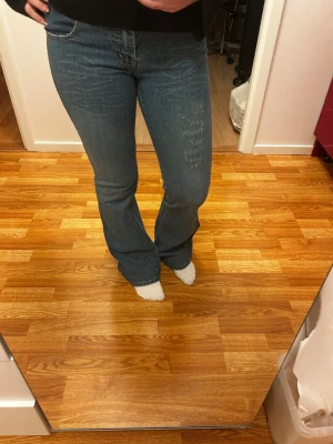 lågmidjade vintage jeans - Så snygga, köptes på mos i stockholm men aldrig använt🩷är 165 o de passar bra med skor! skulle säga att de mellan 34/36