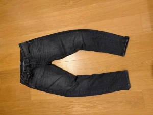 Jack & Jones jeans - Riktigt fräscha jeans från Jack and Jones, dem är används max 10 gånger och är väldigt snygga. Dem är i storlek 31/34 och kom dm för mer funderingar.