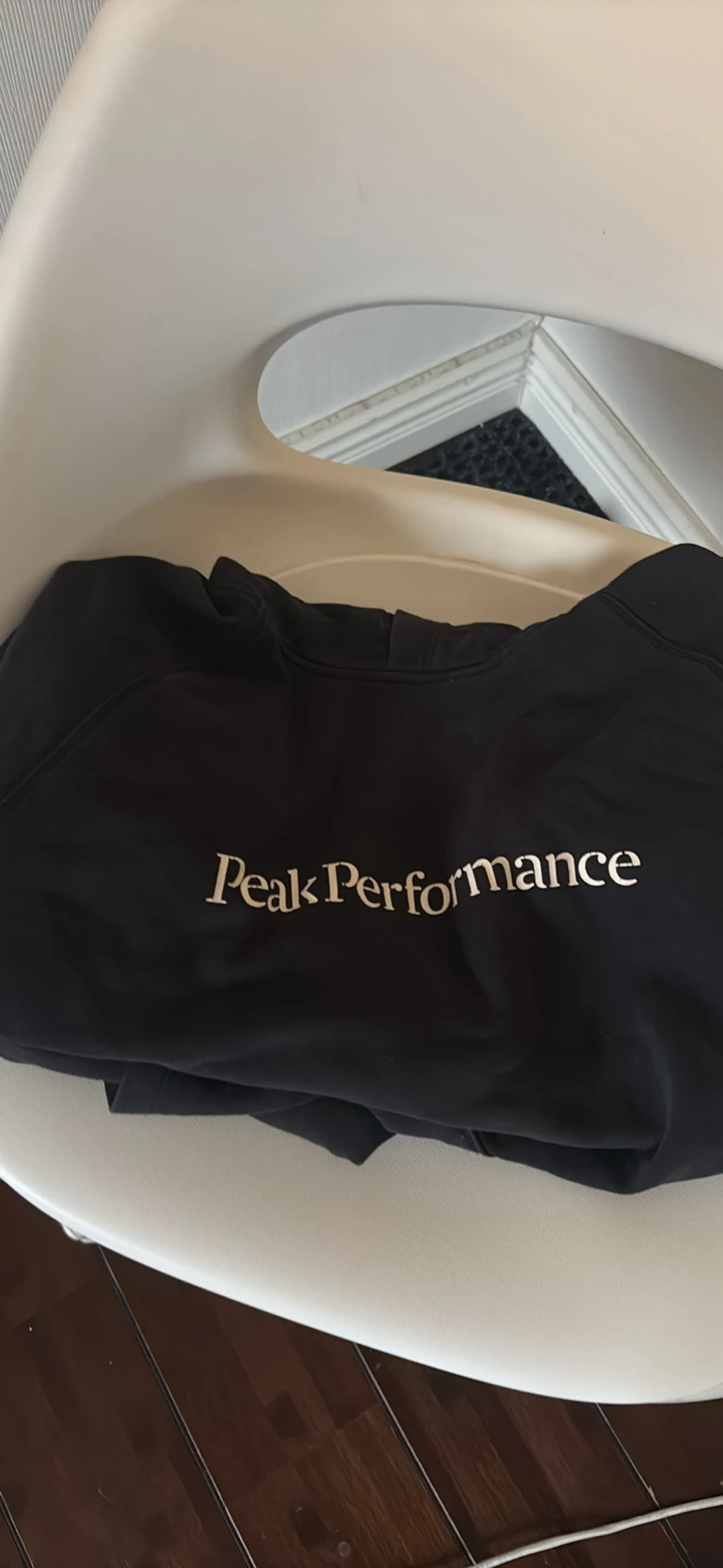 Svart hoodie från Peak Performance - 1