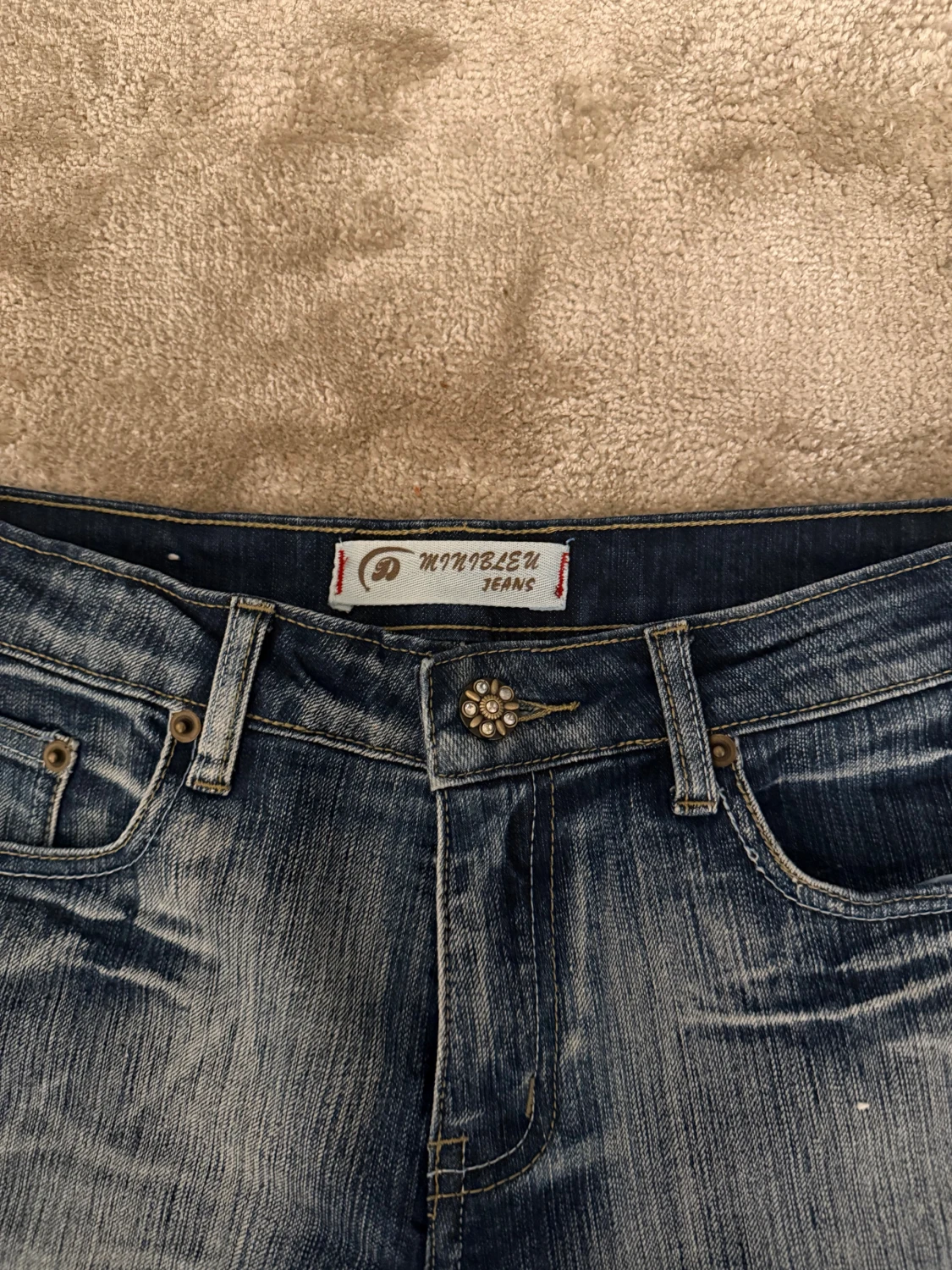 Blå bootcut jeans med broderade fickor - 4