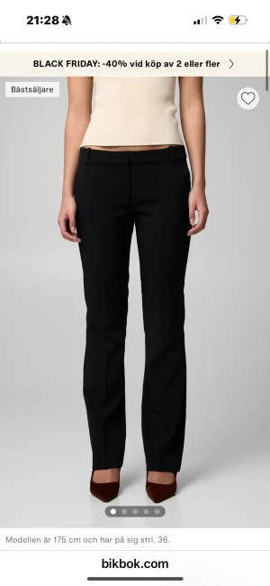 Svarta kostymbyxor från Bik Bok - Snygga svarta kostymbyxor från Bik Bok med klassisk rak passform och midwaist. Byxorna har bälteshällor och diskret dragkedja framtill. Perfekta för en stilren look och passar till både sneakers och klackar.