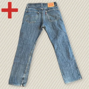 Levis 527 Bootcut - Riktigt snygga Bootcut Levis i modellen 527! Storlek: 31/32 Fint skick, inga märkbara defekter. Skriv om du har frågor! Mått: Midja – 40,5 cm, Lår – 29 cm, Innersöm – 78.5 cm, Yttersöm – 103,5 cm, Benöppning – 21 cm