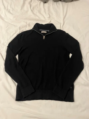 Jack & Jones Quarter Zip  - Säljer min riktigt feta stickade svarta quarter zip tröja från Jack & Jones 💯Säljer på grund av att den har blivit för liten för mig. Tröjan är använd men fortfarande väldigt bra skick 👍🔥 Storlek S                                                         Nypris: 499 kr    Mitt pris: 299 kr 💪