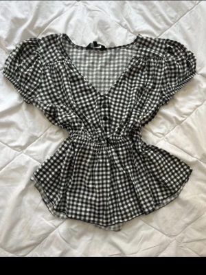 Rutig blus - Jättesöt tutig blus i toppen skick!🤗