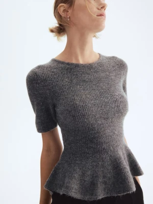 Stickad peplum topp - Superfin grå stickad topp som är perfekt nu till våren med kort ärm och volangkant nedtill. Tröjan har även rund halsringning och är ribbstickad, samt oanvänd🤗 