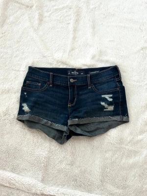 Hollister lågmidjade jeansshorts  - Ett par lågmidjade jeansshorts från Hollister i storlek W27, vilket motsvarar en vanlig S/M. Jag fraktar inom 24h. Se liknande plagg i min profil.