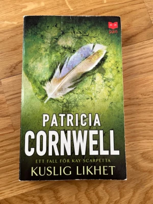 Kuslig Likhet - En spännande deckare om rättsläkaren Kay Scarpetta som dras in i ett mystiskt mordfall. Perfekt för dig som gillar nervkittlande historier och smarta utredningar. Passar unga vuxna som vill ha en bok som är svår att lägga ifrån sig!