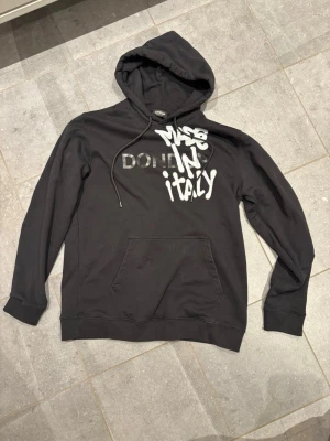 Dondup hoodie ”made in italy” - Säljer denna sjukt eftertraktade dondup hoodie. Vad jag sett finns de endast 1 till ute på Plick. Grymt skick och inga tecken på använding🤗. Storlek XL(sitter som L). Skriv vid frågor😇.  Bvsa!!
