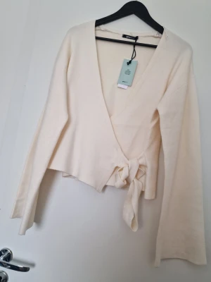 Ny Gina Tricot creme vit omlottkofta med prislapp - Gina Tricot omlott tröja med prislapp i storlek L. Ny med prislapp