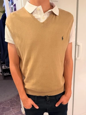 Ralph Lauren tröja -   Ralph Lauren tröja   Skick enligt bild  Modellen är 180 cm