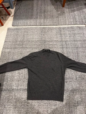 Mörkgrå stickad tröja Massimo Dutti - Säljer den pga att den är för liten. Passar bra på M, S funkar nog med. 