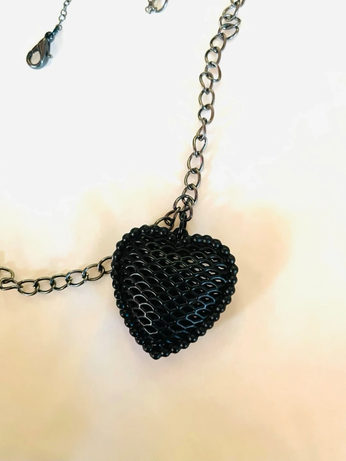 By prisförslag- Svart halsband45 cm med hjärthänge - 1