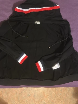 Zip hoodie Moncler  - En fin Moncler  zip hoodie/tröja storlek S nytt skick använd 1  gång. Passar bra både till S och XS. Inga fläckar eller defekter.