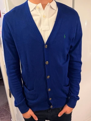 Ralph Lauren tröja -  Ralph Lauren tröja storlek xl   Skick enligt bild  Modellen är 180 cm