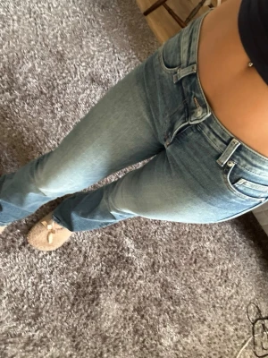 lågmidjade bootcut jeans - Säljer ett par ljusblå bootcut jeans med låg midja. Helt nya, aldrig använt.