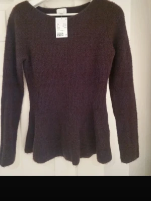 stickad figursydd peplumtröja från H&M - stickad figursydd peplumtröja från H&M i färgen burgundy, helt ny med prislapp. (köpt på vinted), men säljer vidare då den ej passar.