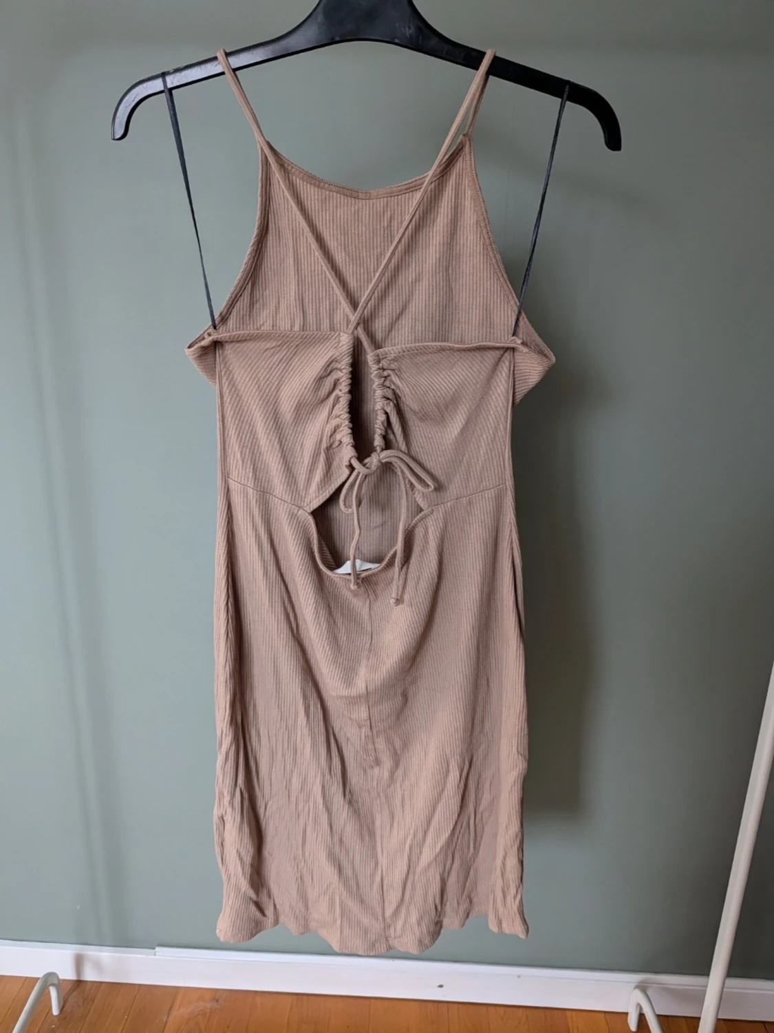 Beige ribbad kort klänning med snörning - 1