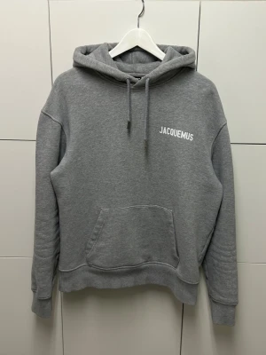 Jacquemus Hoodie - Bra sick lätt använd inga defekter. Storlek M. Självklart äkta. Snabb frakt 