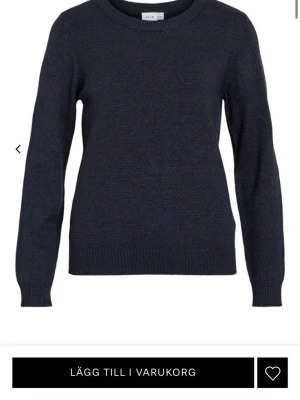 Mörkblå stickad tröja från Vila - Mysig mörkblå stickad tröja. Inte knopprig.