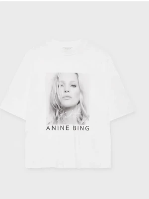 Vit t-shirt med print från Anine Bing - Snygg vit t-shirt från Anine Bing med ett stort svartvitt fotoprint och logga framtill. T-shirten har en klassisk passform med korta ärmar och rund hals. Perfekt att styla med jeans eller kjol för en cool look.