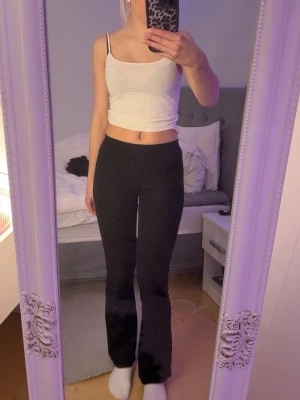 Svarta bootcut leggings från Lindex - Svarta leggings från Lindex i stretchigt material med bootcut passform. De har hög midja och är perfekta för en avslappnad och trendig look. Mjuka och bekväma, passar till många olika outfits.