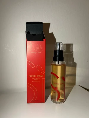 Sì Passione Intense EdP Refill - Giorgio Armani Sì Passione Intense eau de parfum i en smidig refillflaska. Volym: 100 ml. Använt cirka 5ml så 95ml kvar. Perfekt för dig som vill fylla på din favoritdoft och alltid vara redo för nya äventyr. Nypris på denna är runt 1800-2000kr