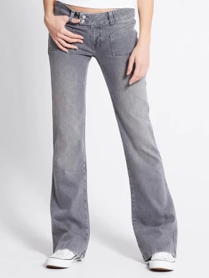 Grå bootcut jeans med låg midja - Säljer ett par gråa bootcut jeans från 157 med låg midja och raka, utsvängda ben. Jeansen har dubbla knappar i midjan, stora framfickor och är tillverkade i mjukt denimtyg. Perfekta för en avslappnad och trendig look.