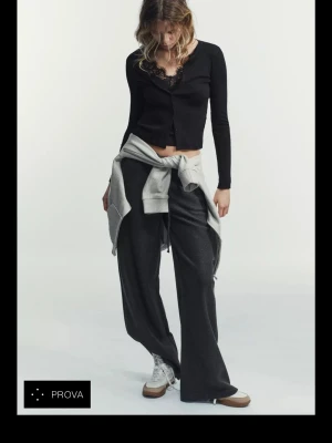 Kofta med inbyggt linne  - Svart kofta ifrån Zara med inbyggt linne med spets. Storlek M aldrig använd 