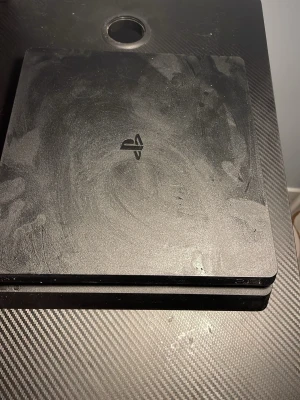 PlayStation 4 Slim - Säljer mitt ps4 då de inte kommer till användning de må va gammalt med de fungerar väldigt bra. Man får med strömkabel hdmi kabel och kontroll men den har lite stick drift 
