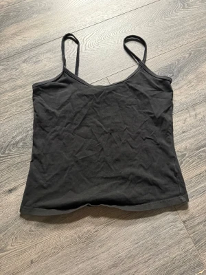 Två svarta linnen - Två stycken svarta linnen. Ena från boohoo och den andra från shein