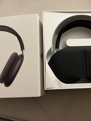 Apple AirPods Max - Snygga och exklusiva Apple AirPods Max i silver med vit bygel, modell A2096. Levereras i originalförpackning med Smart Case. Produkten ser ut att vara i nyskick, perfekt för dig som söker premiumljud och komfort. Helt nya i paket 📦 .