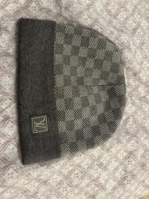 Grå mössa  - Ute, bra skick 