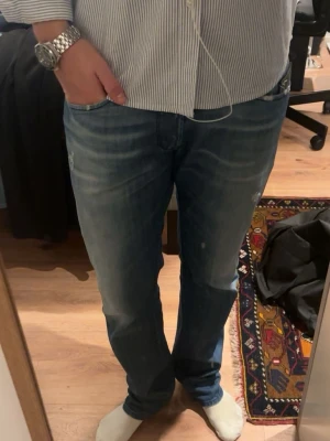 Diesel Jeans - Tja, säljer ett par Diesel jeans. Storlek W33. Skick 8.5/10. Nypris runt 2300, mitt pris 449. Mycket fina jeans. Hör av dig vid frågor o funderingar!
