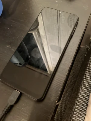 Samsung galaxy A32 5G - Snygg Google Pixel smartphone med modern design och USB-C laddning. Skärmen ser ut att vara i gott skick utan synliga sprickor, men har några fingeravtryck. Perfekt för dig som söker en pålitlig Android-telefon.