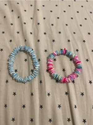 Två arband  - Jag säljer mina två arband har inte använt dom har köpt på från Spanien från en kille från stranden han sa att dom var gjorda av riktig snäckor!! 