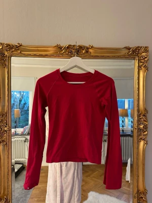 Lululemon swiftly tech  - Lululemon swiftly tech long sleeve waist length I size 2. Passar storlek XS/S. Jätteskön träningströja som sitter snyggt på kroppen. Hål vid tummen.  Nypris är 840:-