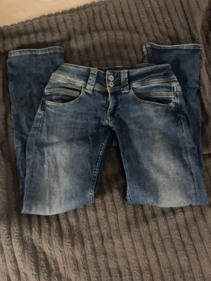 Blå bootcut pepe jeans - Säljer ett par super snygga pepe jeans. Passar mig som brukar ha storlek 34/36 och jag är 165 cm lång💕