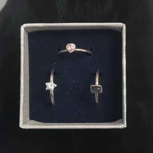 3 ringar - 925 silver ringar. Kan sälja separar oxå om önskar. Lite tarnished men kan göras rent