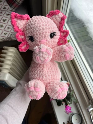 Virkad ljusrosa salamander-katt - Pastellrosa virkad salamander-katt med mellanrosa detaljer🌸🩷 OBS:  !Dessa innehåller säkerhetsögon som inte rekommenderas för barn under 3 år!