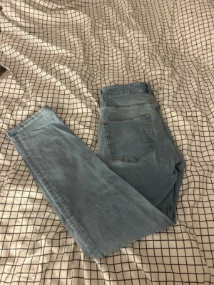 Ljusblå jeans från Lager 157, W32 L32 - Säljer ett par ljusblåa jeans från Lager 157 med klassisk femficksdesign och raka ben. Jeansen har normal midja och är tillverkade i mjukt bomullsmaterial 
