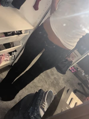 Svarta lågmidjade bootcut/flare jeans - Säljer ett par svarta flare/bootcut jeans från cheap monday! Dom är i jättefint skick och inget tecken på användning( har använt dom några gånger men inget som syns) storlek 25/32. skriv gärna vid frågor osv!❤️