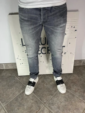 Dondup George Jeans Gråa - Mörkgrå jeans från Dondup i storlek 32 med snygga slitningar. Mycket fint skick och bekväm passform