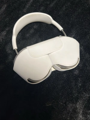 AirPods Max - Schyssta AirPods Max, sparsamt använda. Pris är lågt för en anledning, skicka dm vid funderingar