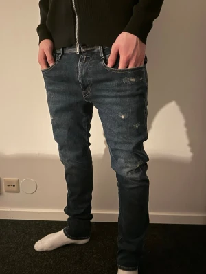 Replay Anbass jeans - Ett par Riktigt snygga Replay jeans i mörkblå färg. Riktigt snygga slitningar i fram.  Byxorna är i näst intill nytt skick!🙌  Modell: Anbass!  Size: W32.  Modell runt 179cm, 70kg. 🔹 Hör av dig vid frågor eller funderingar🙌