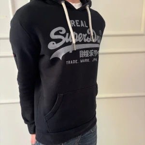 Superdry hoodie - Otroligt fet hoodie som passar till allt,                        Pris kan diskuteras!