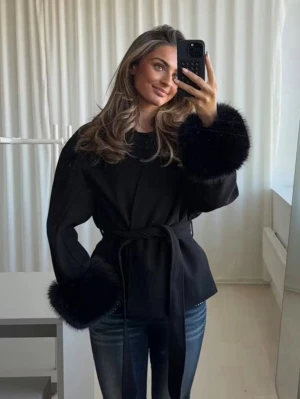 Svart kappa  - Andvänd 1 gång, som ny utan prislapp! Slut på ginatricot online, kostar egentligen 499 kr! Jätte fin nu till våren och passar bra till allt! 💕