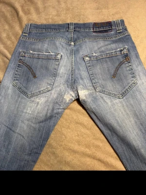Dondup jeans  - Dondup jeans. Storlek 33. Okej skick. Hör av er vid frågor eller funderingar! 