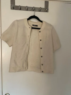 Gullig kofta från Gina Tricot - Söt kofta från Gina Tricot. Vit färg och storlek S!