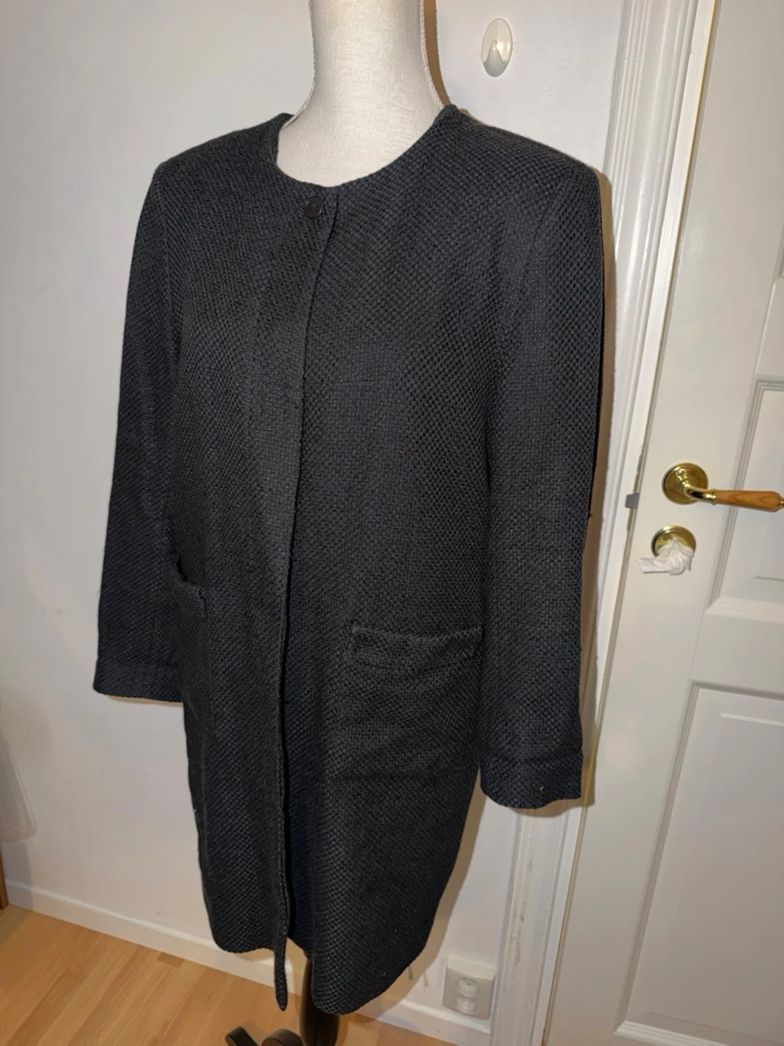 Svart rak kappa med fickor från Rodebjer  - 2